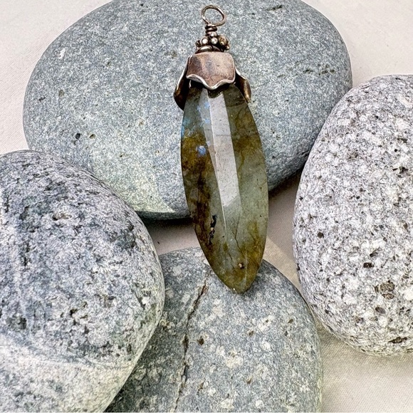 Iridescent Labradorite Silver Floral Pendant Ethereal Fairy Minimalist Mystical - Picture 5 of 14